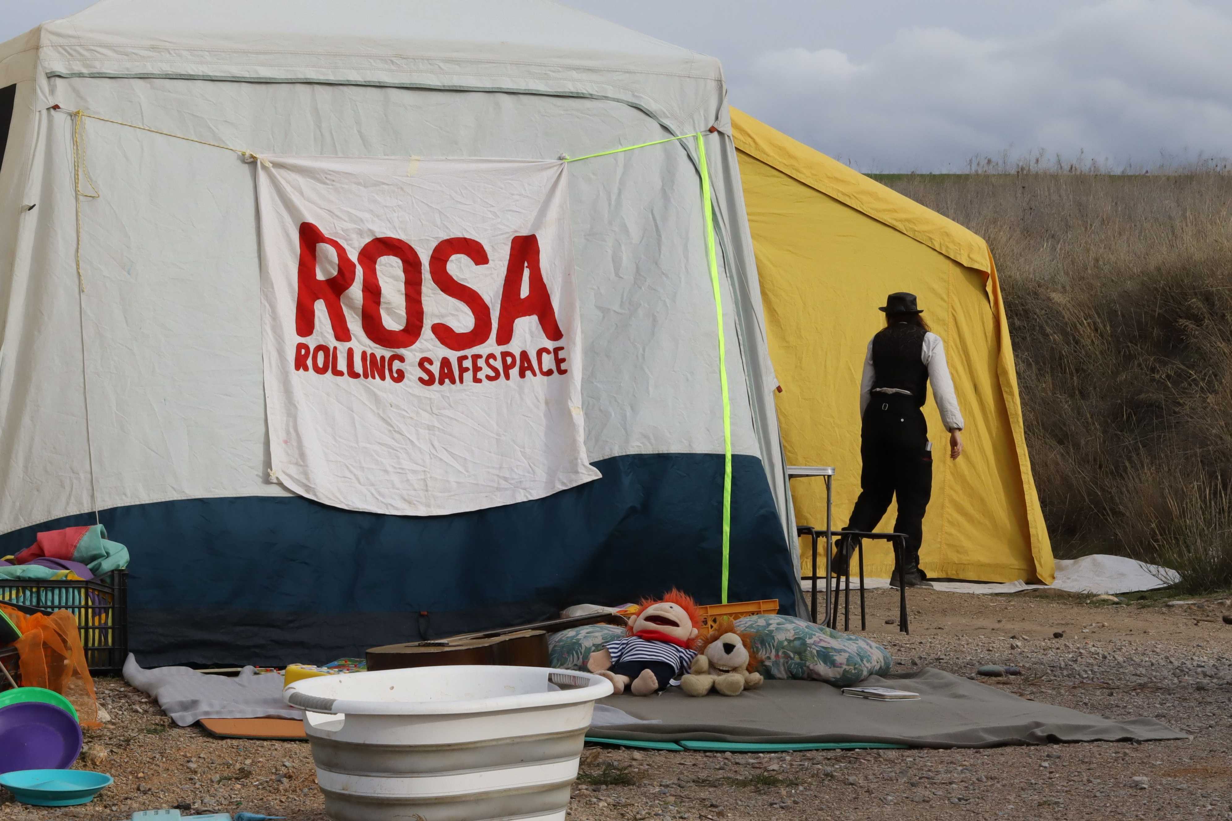 A tent was built up for the refugees to seek shelter during the consultations with the ROSA coworkers