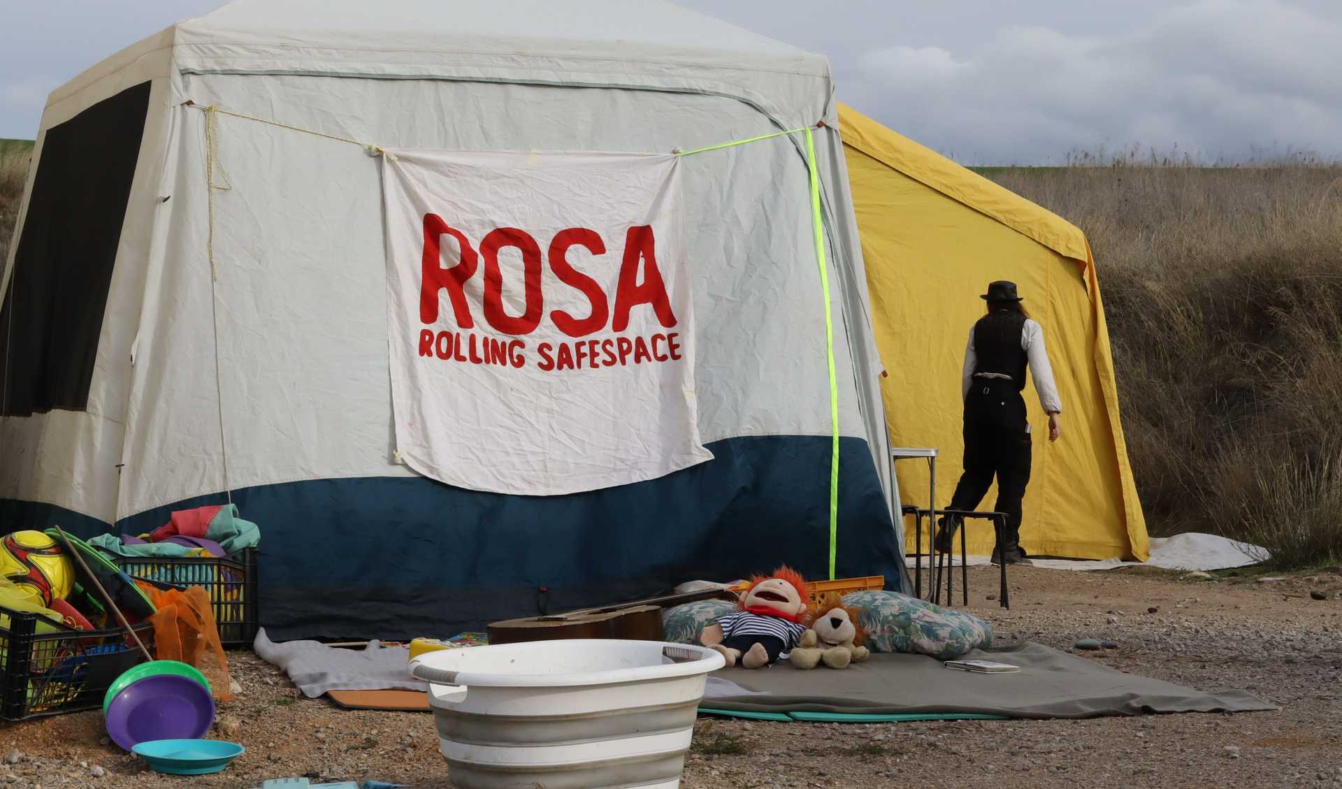 A tent was built up for the refugees to seek shelter during the consultations with the ROSA coworkers