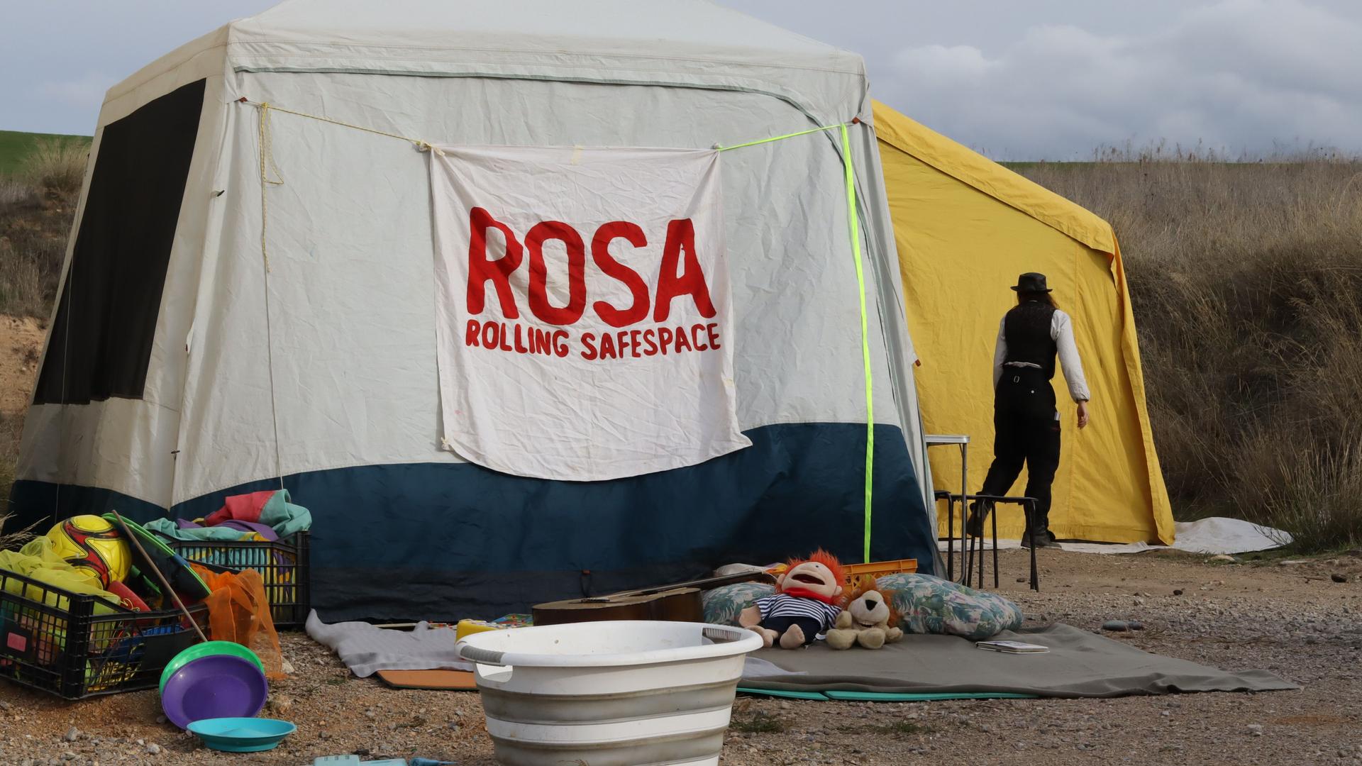 A tent was built up for the refugees to seek shelter during the consultations with the ROSA coworkers