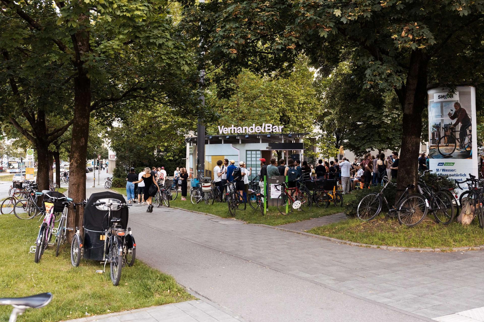 A crowd of people in front of the installation VerhandelBar