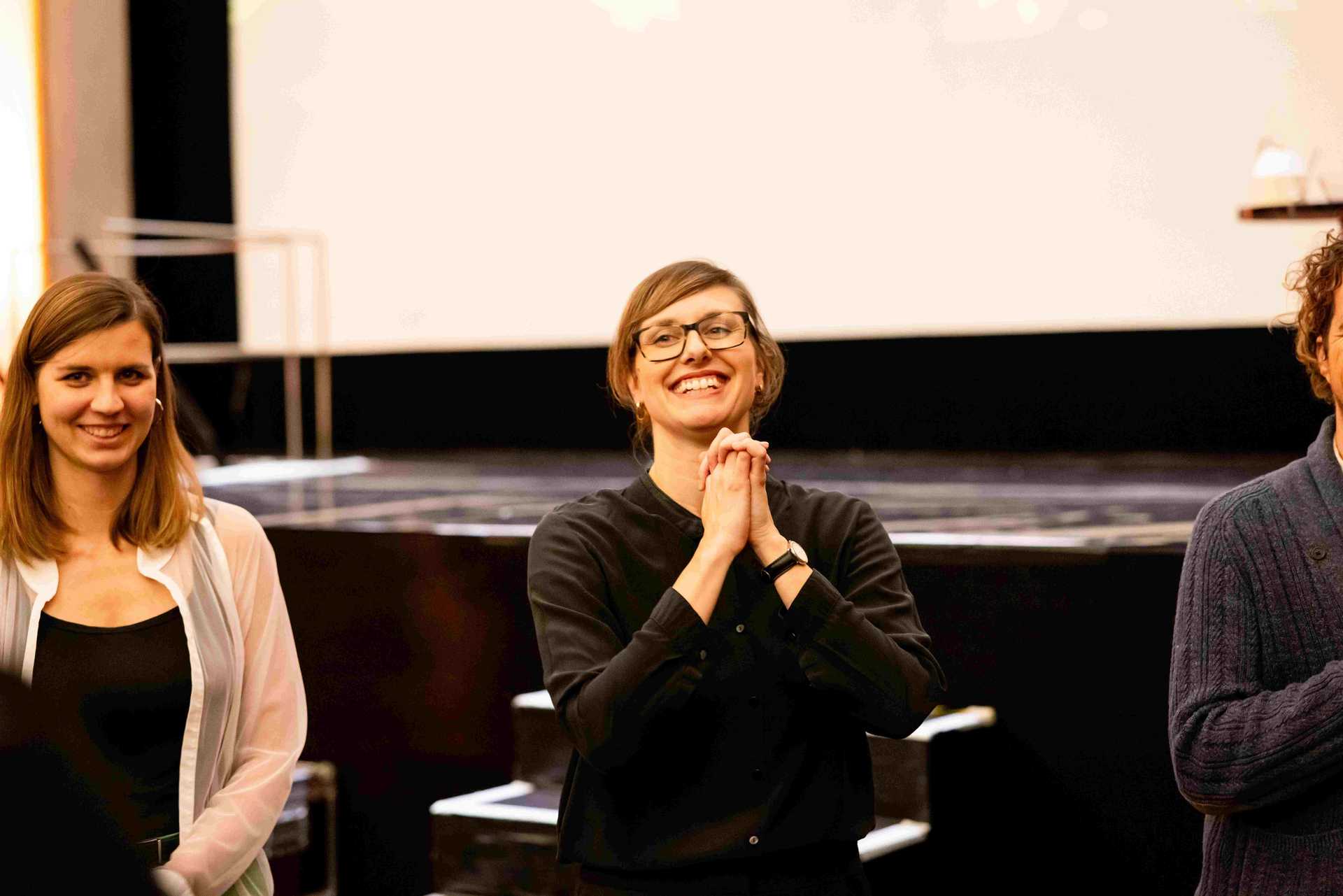 Ein Teammitglied von Headliner während der Berufsausbildung vor der Veranstaltung.