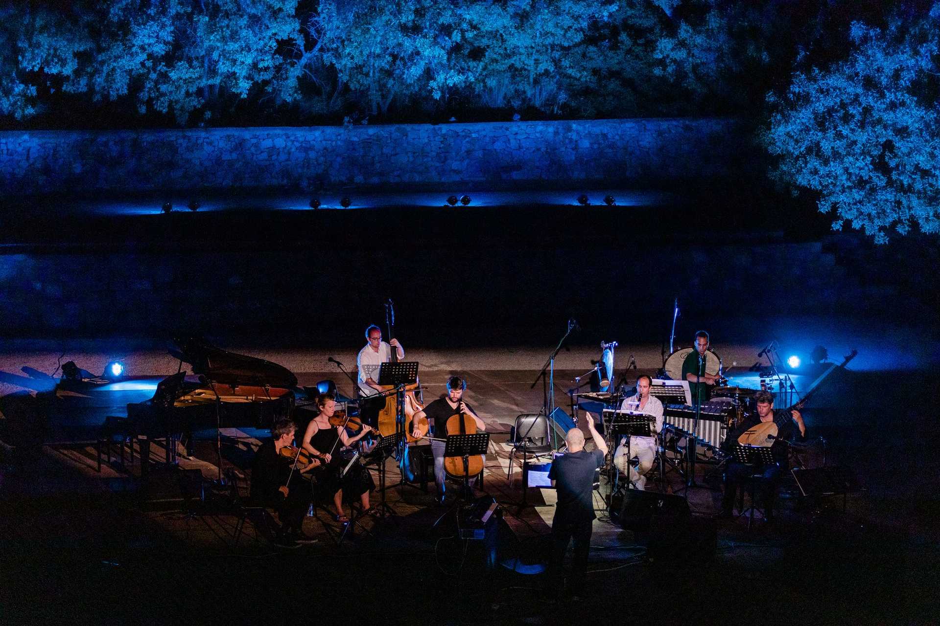 A playing orchester