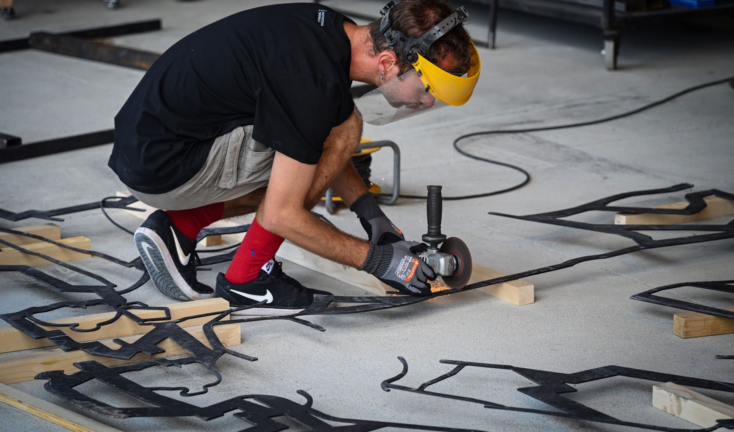 Disassembling Alban Muja’s artwork in a joint workshop of Autostrada Biennale and Recyclart, September 16, 2024 ­
